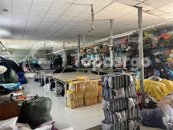 Theo chân khách hàng Ấn Độ tham quan xưởng may mặc tại Tân Bình