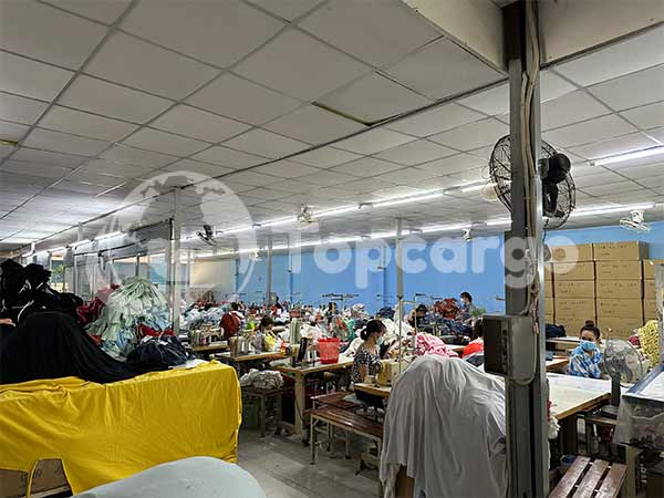 Theo chân khách hàng Ấn Độ tham quan xưởng may mặc tại Tân Bình